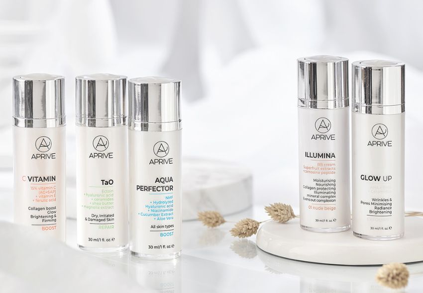 Pet bočica APRIVE clean beauty proizvoda za njegu kože (C Vitamin, Tao, Aqua Perfector, Illumina BB krema, Glow Up) na bijeloj podlozi.